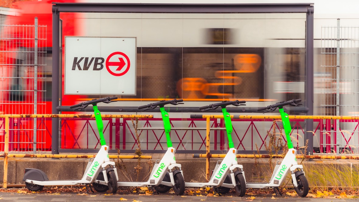 Artikel Titelbild mit Bildunterschrift: Für E-Scooter gelten künftig neue Regeln, einen entsprechenden Beschluss hat das Bundeskabinett gefasst.