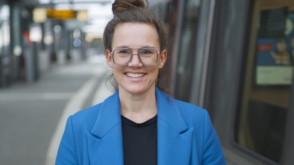 Artikel Titelbild mit Bildunterschrift: Katja Diehl, Autorin, Podcasterin und Verkehrswende-Aktivistin