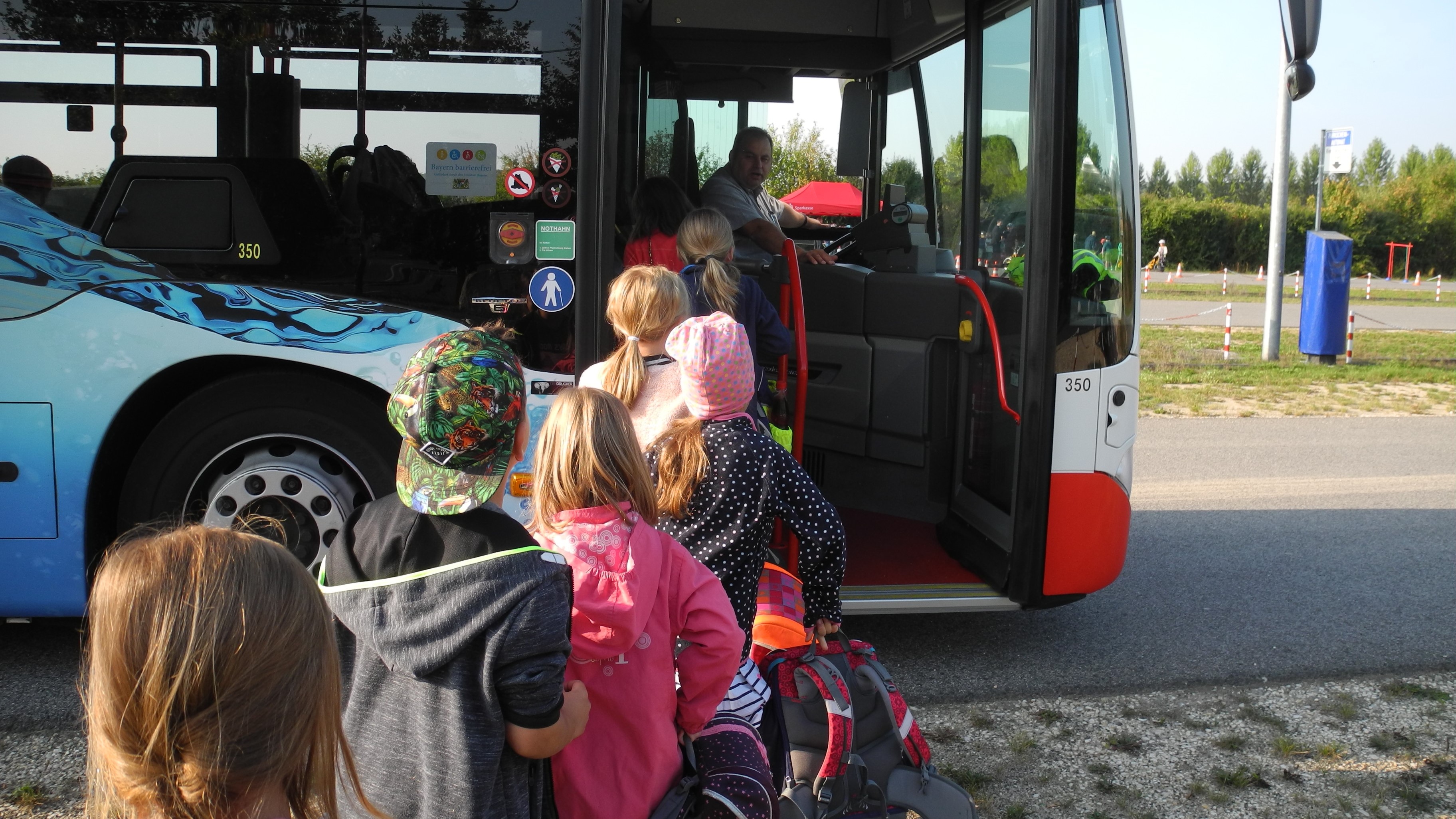 Artikel Titelbild mit Bildunterschrift: Der Landkreis Tuttlingen streicht die kostenlose Schülerbeförderung für alle Grundschüler. Grund sind die kommunalen Haushalte, »die mit dem Rücken zur Wand stehen« (Symbolfoto).