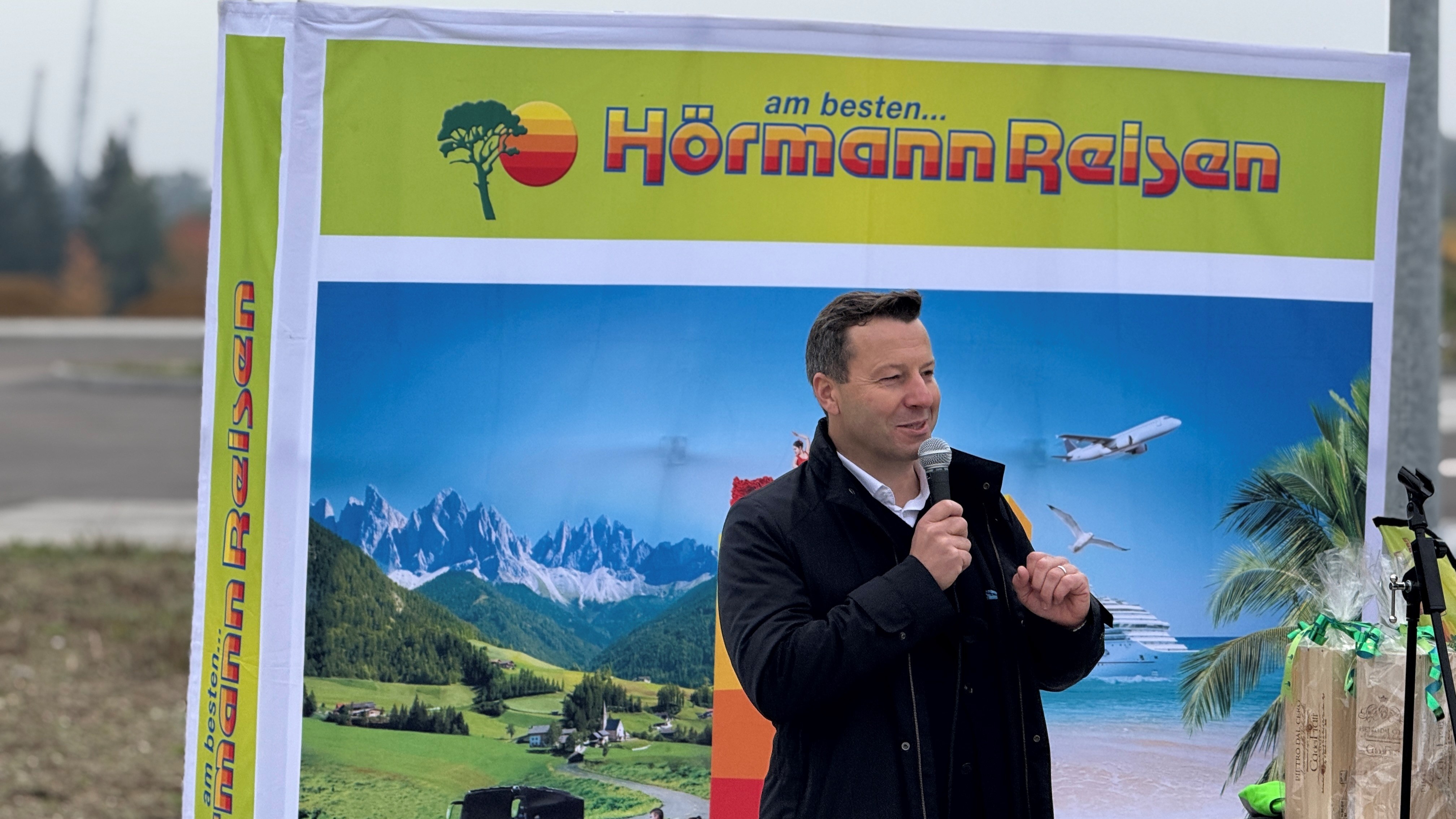 Artikel Titelbild mit Bildunterschrift: Geschäftsführer Philipp Hörmann bei der Eröffnung des LKW-Parkplatzes