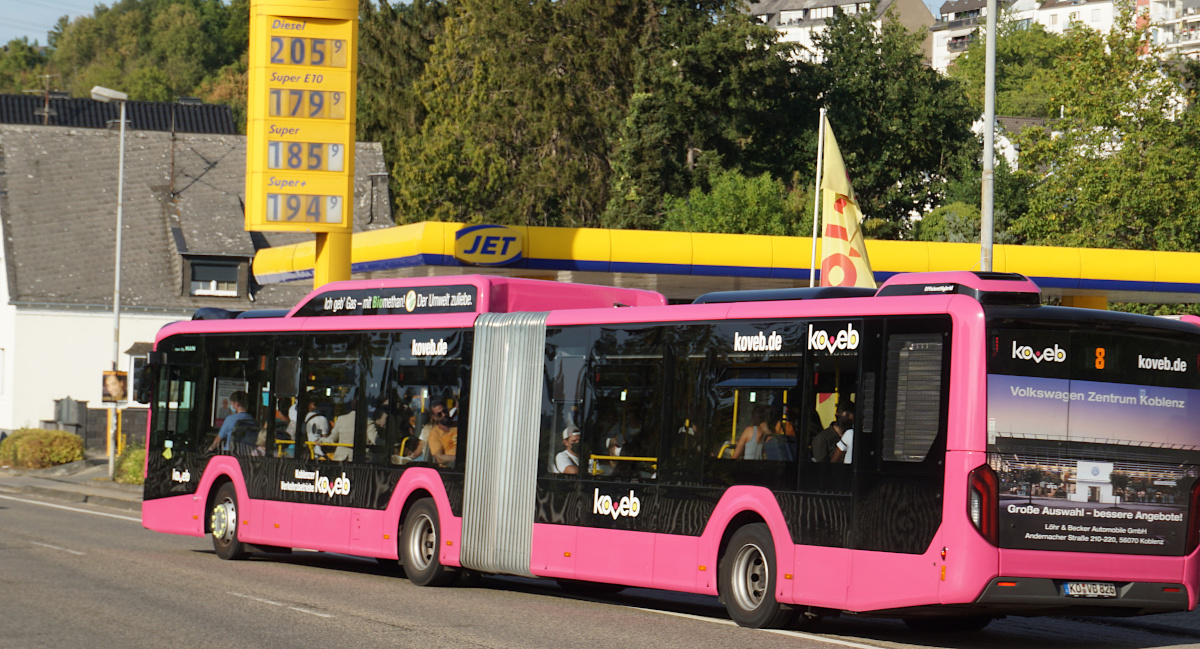 Artikel Titelbild mit Bildunterschrift: Der Bundesrat will eine »Preiserhöhungsbremse« an deutschen Tankstellen umsetzen. Danach soll der Spritpreis nur noch einmal am Tag steigen dürfen, sinken jedoch immer.
