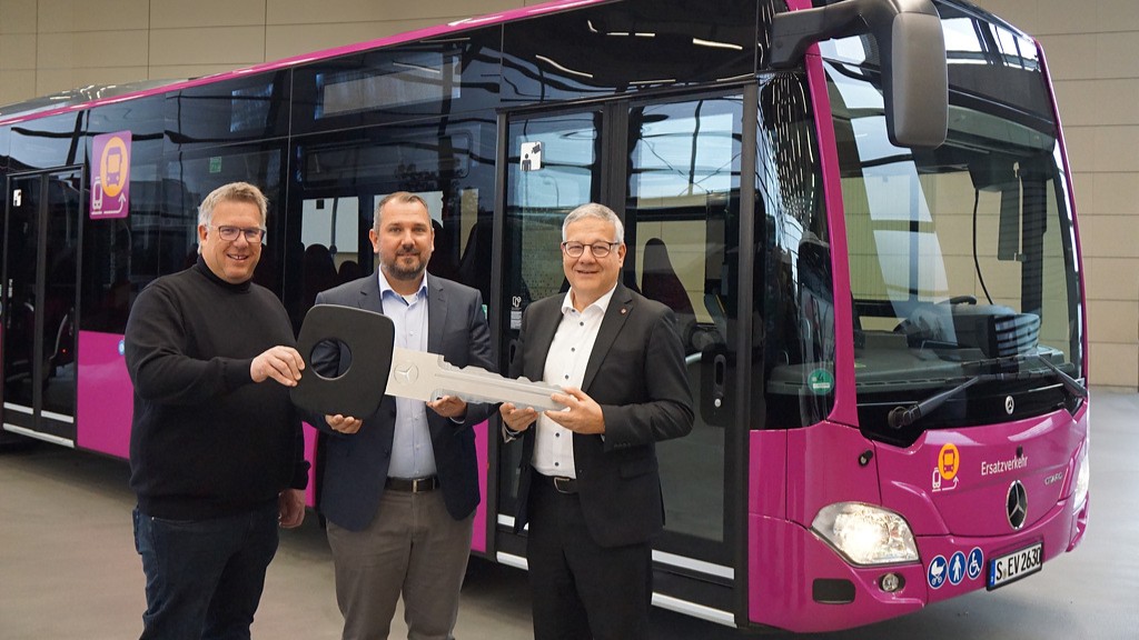 Artikel Titelbild mit Bildunterschrift: Von links: Timo Bohr (Geschäftsführer von SEV Deutschland), Marijo Sapina (Leiter Vertrieb Privatkunden bei Daimler Buses) und Erhard Kiesel (Geschäftsführer von SEV Deutschland)